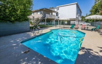 634 W Sierra Madre Blvd, Unit E in Sierra Madre, CA - Foto de edificio - Building Photo
