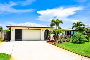 945 Chevy Chase St NW in Port Charlotte, FL - Building Photo - Building Photo