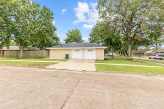 2611 Oaks Dr in Pasadena, TX - Building Photo - Building Photo