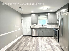 8001 Linda Lake Dr in Charlotte, NC - Building Photo - Building Photo