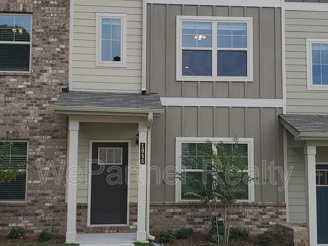 1055 Bayrose Cir in East Point, GA - Foto de edificio - Building Photo