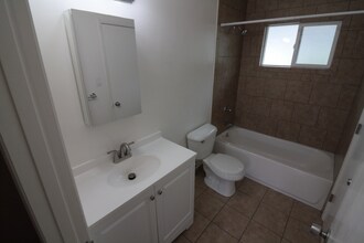 2220 Lake Rd in Belmont, CA - Foto de edificio - Building Photo