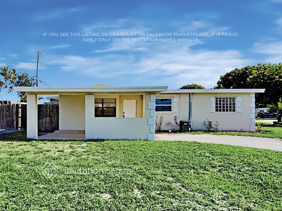 5765 Nottingham Rd in West Palm Beach, FL - Foto de edificio