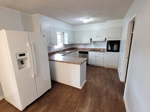 2201 Windcrest Dr in Florence, AL - Foto de edificio - Building Photo