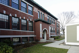 Brown School Residences in Peabody, MA - Foto de edificio - Building Photo