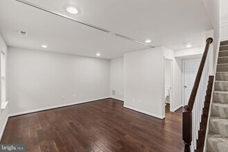 7035 Southmoor St in Elkridge, MD - Foto de edificio - Building Photo