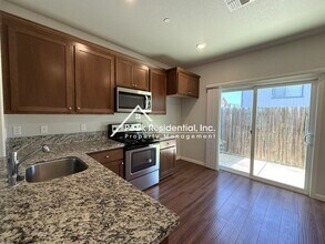 8108 Creeping Willow Ln in Sacramento, CA - Building Photo - Building Photo