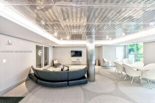 110 Washington Ave in Miami Beach, FL - Building Photo