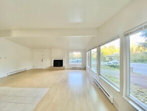 1827 Richards Rd in Bellevue, WA - Building Photo - Building Photo