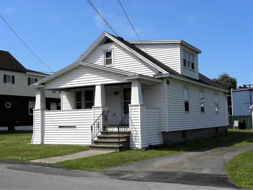 30 Charles St in Waterford, NY - Building Photo