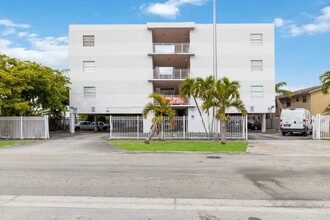 1095 W 77th St in Hialeah, FL - Building Photo - Building Photo