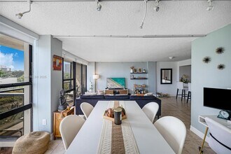 600 NE 36th St, Unit 311 in Miami, FL - Foto de edificio - Building Photo