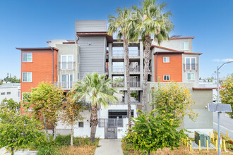 Ivy Terrace in Van Nuys, CA - Foto de edificio - Building Photo