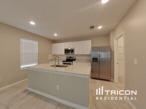 5597 Raymond Way in Zephyrhills, FL - Building Photo - Building Photo