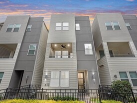 2727 Clinton Dr in Houston, TX - Building Photo