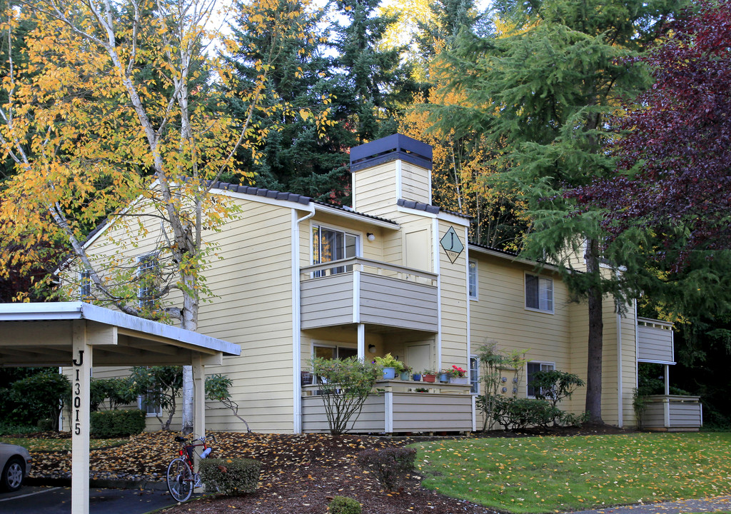 Surrey Downs Apartments in Bellevue, WA - Foto de edificio