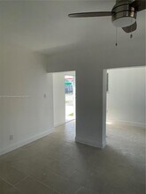 711 NW 55th St-Unit -1 in Miami, FL - Foto de edificio - Building Photo