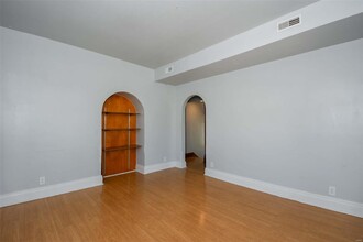 6812 W Park Ave in St. Louis, MO - Building Photo - Building Photo