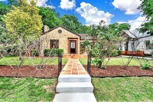 608 W Hopkins St in San Marcos, TX - Building Photo