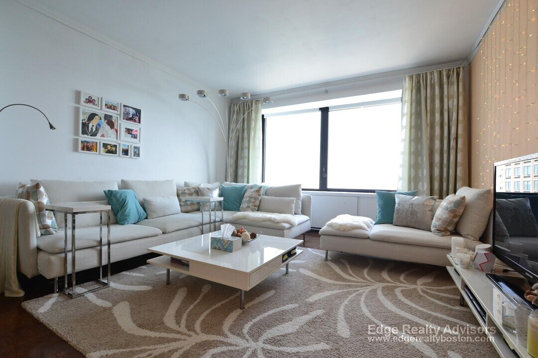 65 E India Row, Unit 25D in Boston, MA - Building Photo