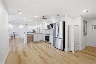 7430 Sunshine Skyway Ln S, Unit 201 in St. Petersburg, FL - Foto de edificio - Building Photo