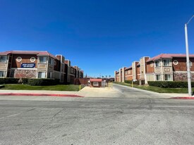 38729 10th St E in Palmdale, CA - Building Photo