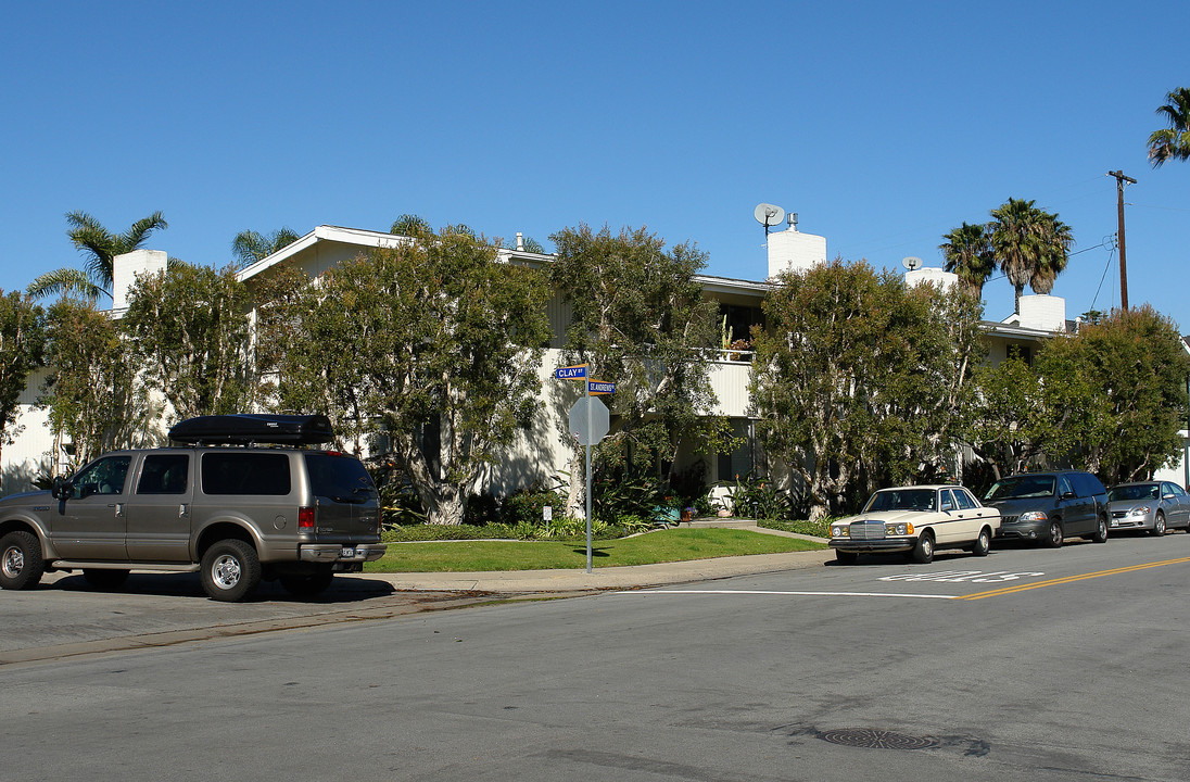 1300 Clay St in Newport Beach, CA - Foto de edificio