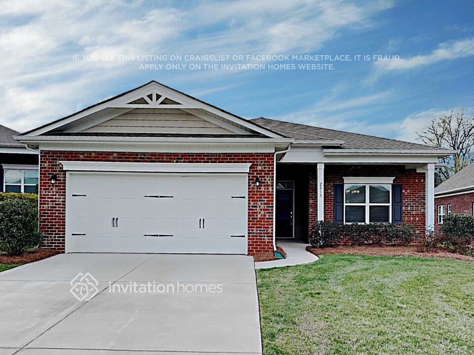 2813 Santiago Circle in Monroe, NC - Foto de edificio