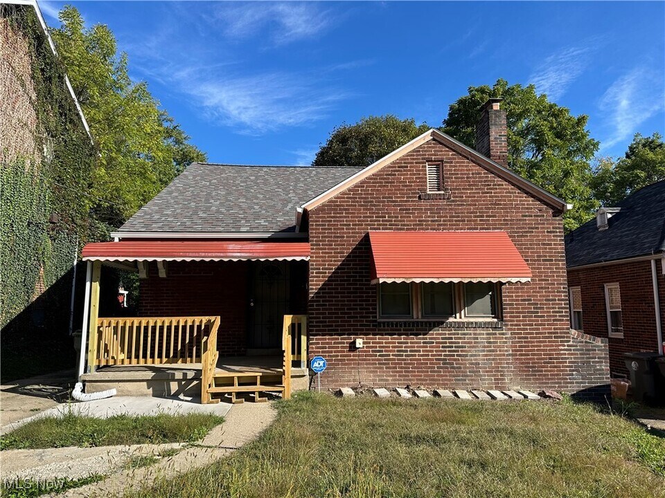 160 Roslyn Dr in Youngstown, OH - Building Photo