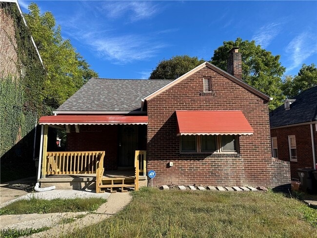 property at 160 Roslyn Dr
