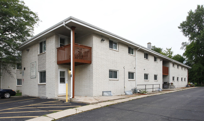 Meade Court Apartments in Fox Lake, IL - Building Photo - Building Photo