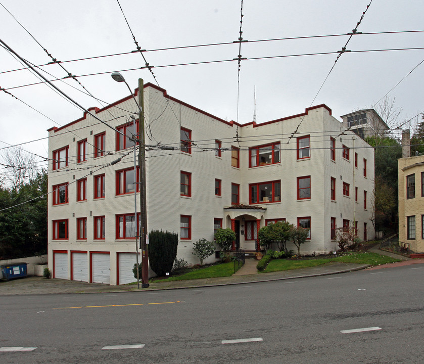 Crestview Apartments in Seattle, WA - Building Photo