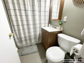 390 E 8th St, Unit 4 in Boston, MA - Building Photo - Building Photo