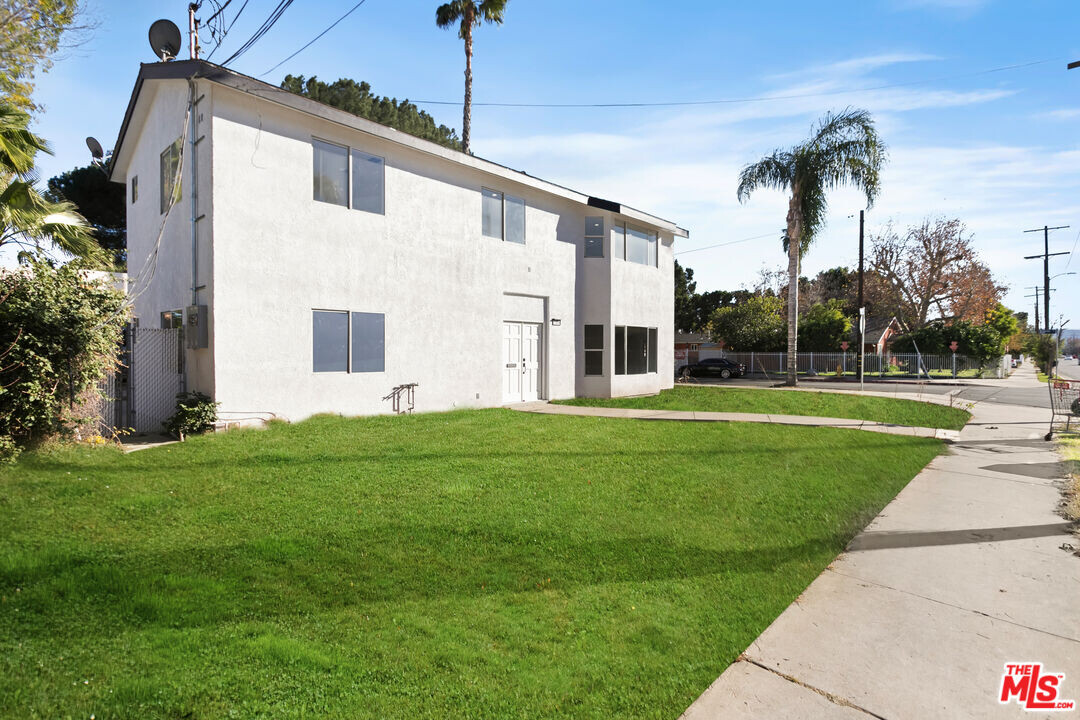7902 Tampa Ave in Los Angeles, CA - Foto de edificio