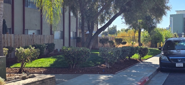 2200 Royale Rd, Unit 10 in Sacramento, CA - Foto de edificio - Building Photo