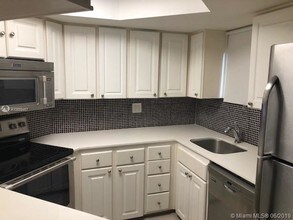 8363 Lake Dr-Unit -202 in Doral, FL - Building Photo - Building Photo