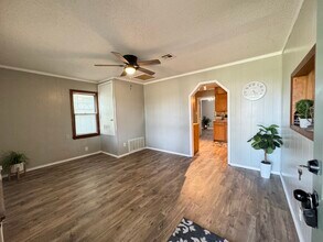 1240 E Walnut St in Cushing, OK - Building Photo - Building Photo
