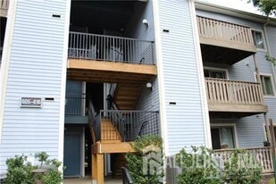 620 Aspen Dr in Plainsboro, NJ - Building Photo