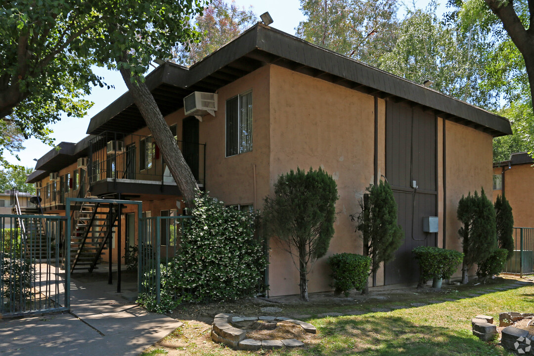 Bowling Green Village in Sacramento, CA - Foto de edificio