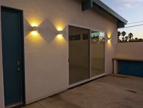 17049 Labrador St in Northridge, CA - Foto de edificio - Building Photo