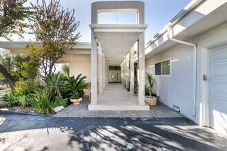 8900 Alto Cedro Dr in Beverly Hills, CA - Building Photo - Building Photo