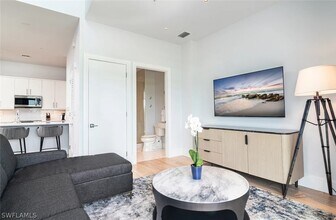 101 8th St S in Naples, FL - Foto de edificio - Building Photo