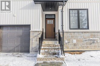 361 Queen St in Newmarket, ON - Building Photo - Building Photo