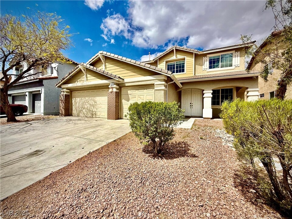 7318 W Dolphine Crest Ave in Las Vegas, NV - Building Photo
