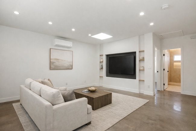 7314 Fallbrook Ave, Unit 7318.5 in West Hills, CA - Foto de edificio - Building Photo