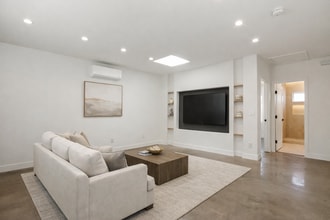 7314 Fallbrook Ave in West Hills, CA - Foto de edificio - Building Photo