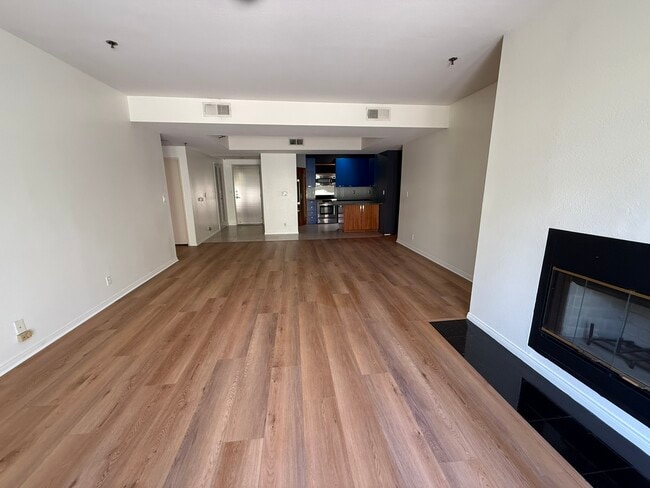 property at 2222 N Beachwood Dr