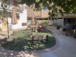 1037 E Spazier Ave in Burbank, CA - Foto de edificio - Building Photo