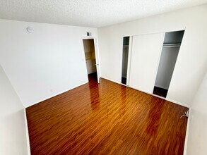 14942 Burbank Blvd in Los Angeles, CA - Building Photo - Building Photo