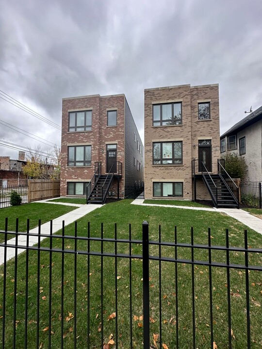 18 N Parkside Ave in Chicago, IL - Building Photo